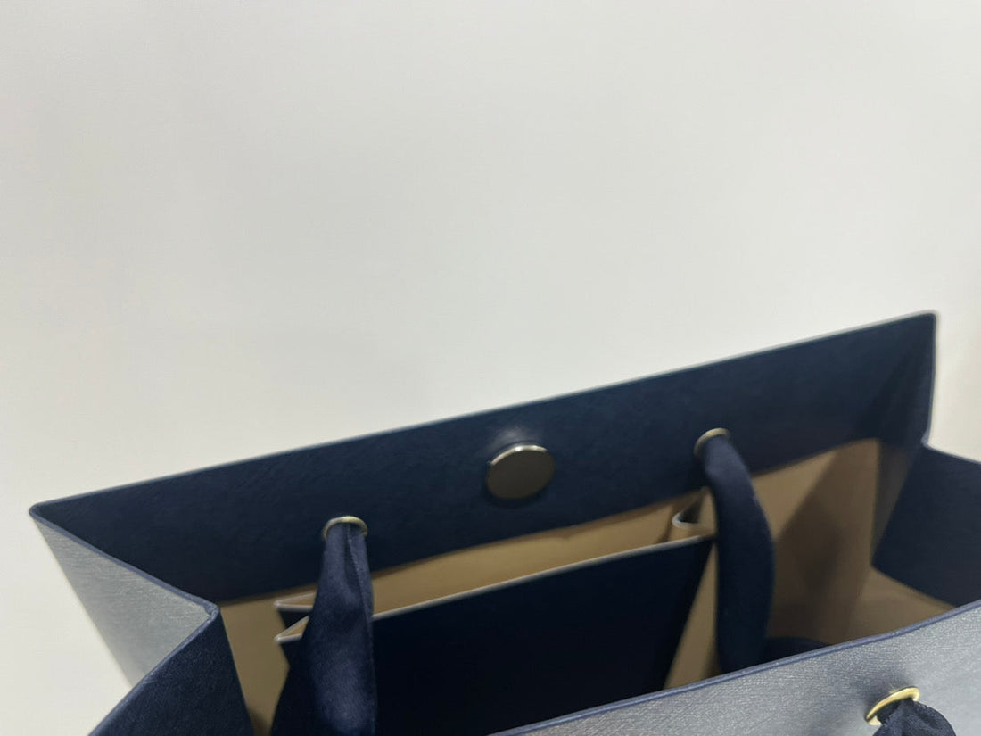 見せない美しさまで、紙袋に。